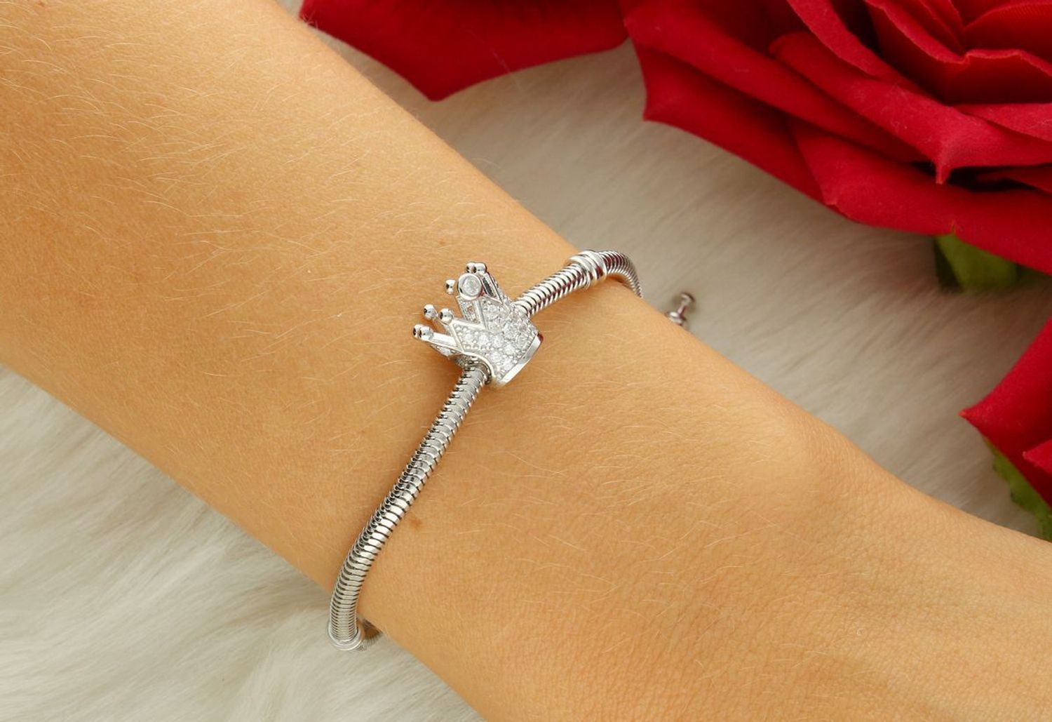 Zawieszka charms korona ze srebra rodowanego Ag 925 z białymi cyrkoniami. Symbol klasy i królewskiego stylu. Idealna do bransoletek modułowych.1.jpg