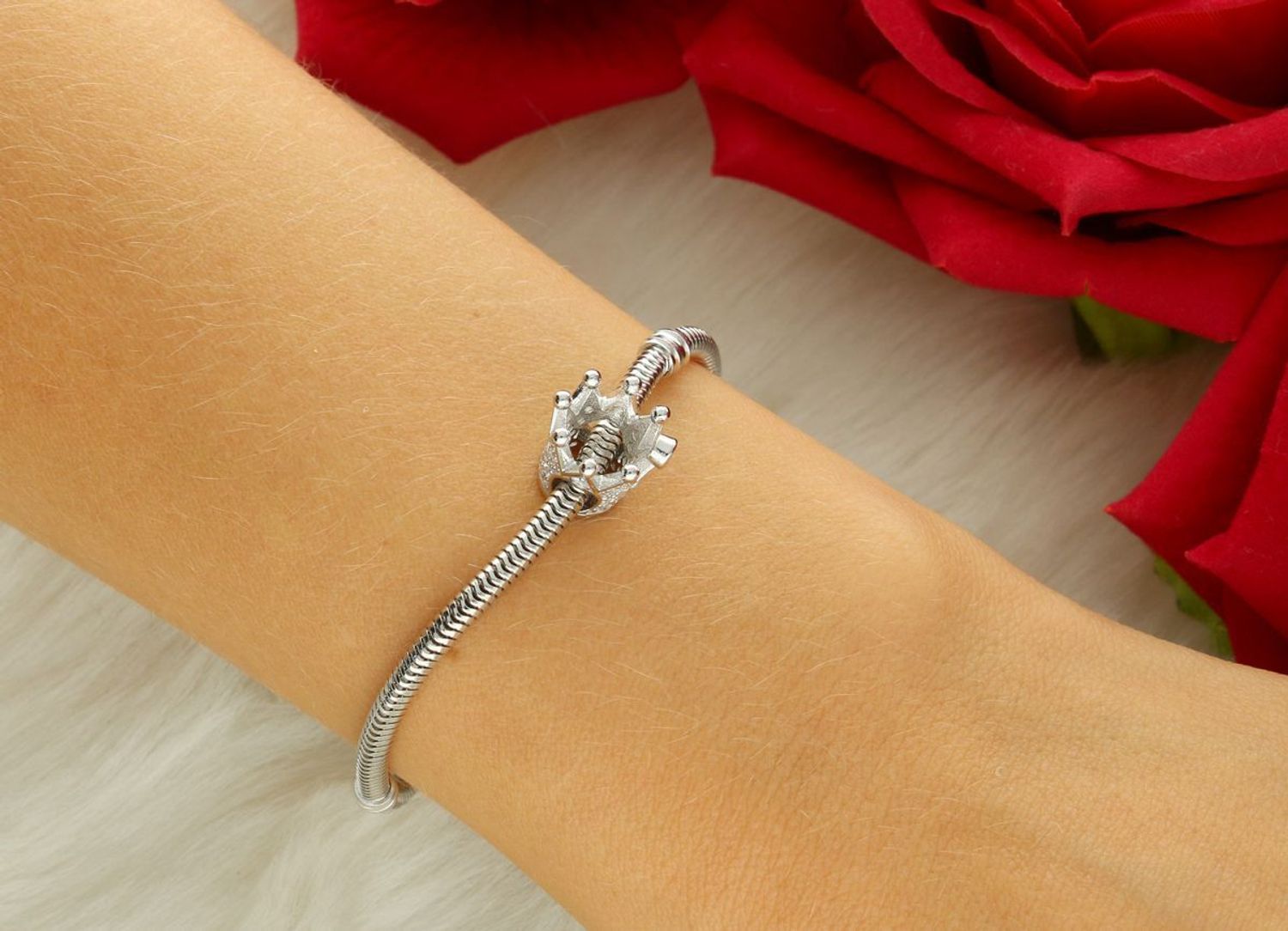 Zawieszka charms korona ze srebra rodowanego Ag 925 z białymi cyrkoniami. Symbol klasy i królewskiego stylu. Idealna do bransoletek modułowych.1.jpg