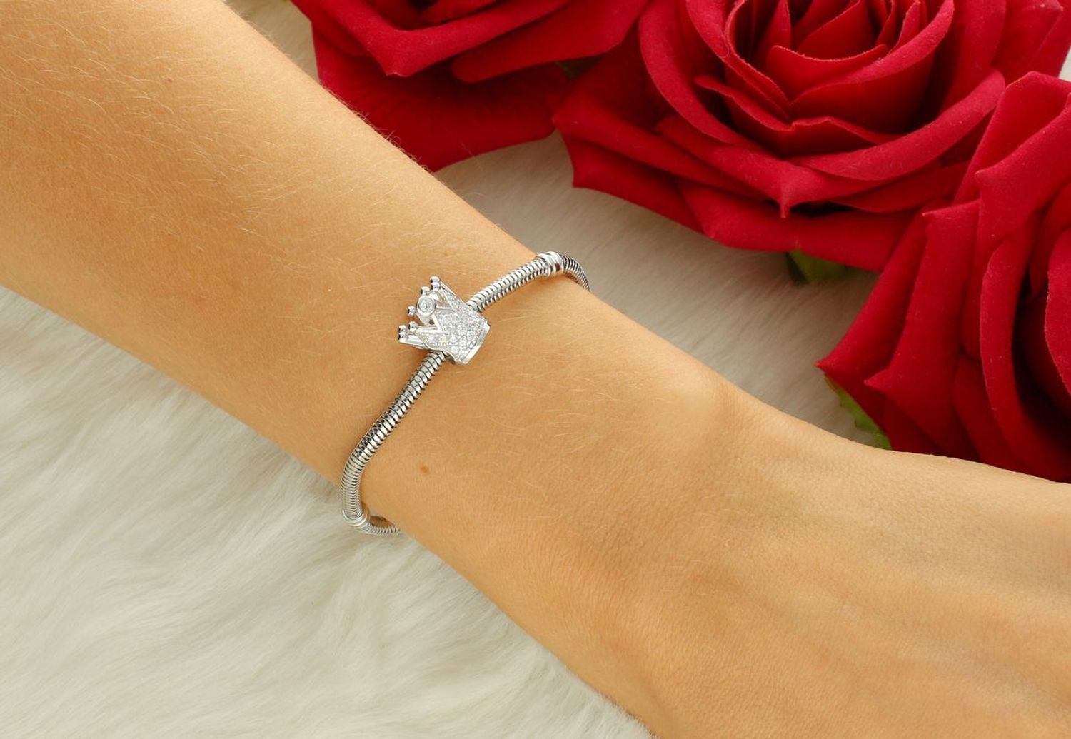 Zawieszka charms korona ze srebra rodowanego Ag 925 z białymi cyrkoniami. Symbol klasy i królewskiego stylu. Idealna do bransoletek modułowych.1.jpg