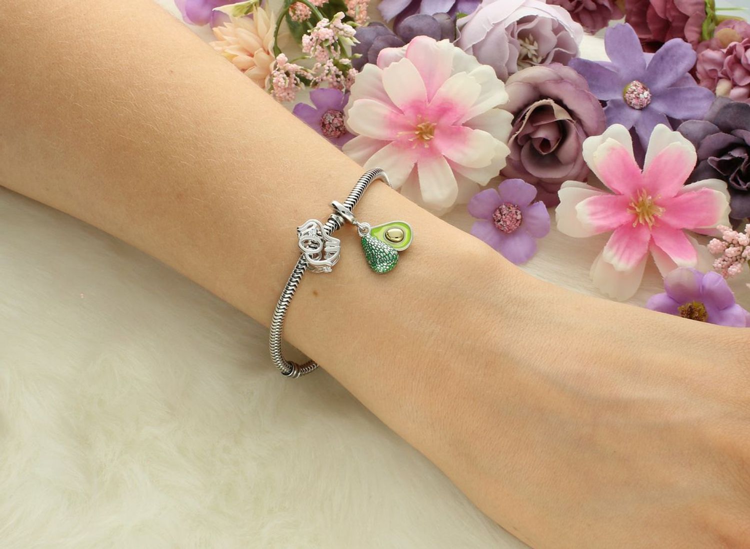 Zawieszka charms Awokado ze srebra rodowanego Ag 925 z zieloną emalią i błyszczącą pestką. Lekki, zabawny dodatek dla fanek stylu i zdrowia!1.jpg