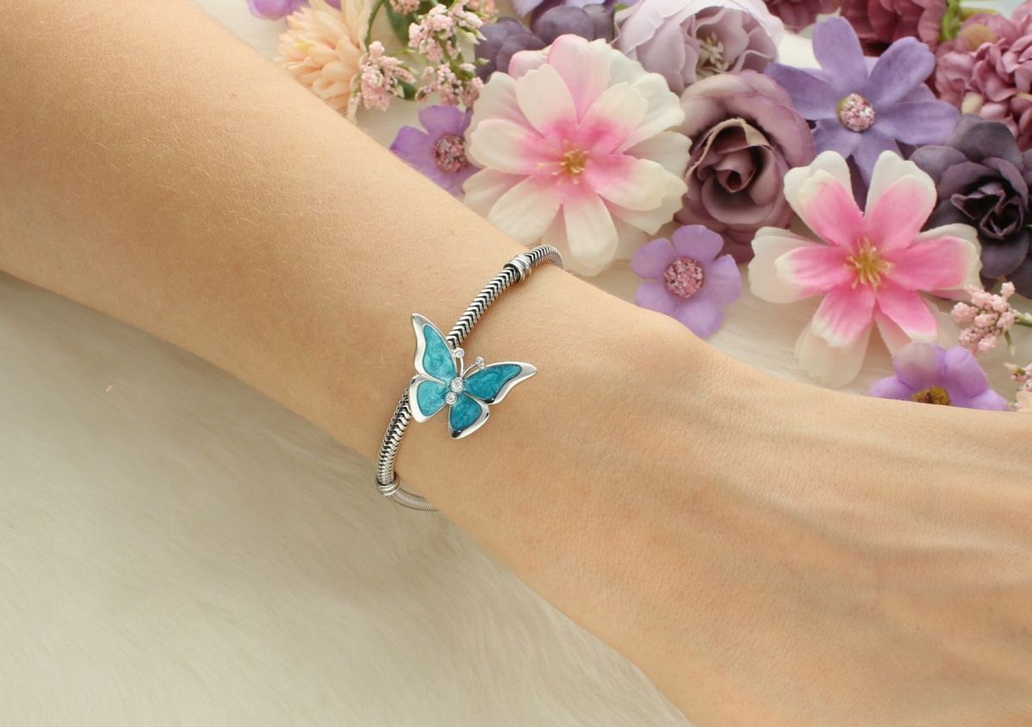 Zawieszka charms Motyl z niebieską emalią i cyrkoniami. Wykonana ze srebra rodowanego Ag 925. Symbol lekkości i przemiany – idealna na prezent!2.jpg