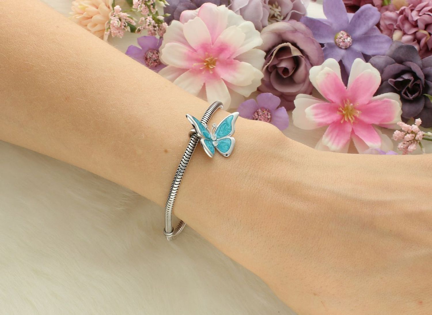 Zawieszka charms Motyl z niebieską emalią i cyrkoniami. Wykonana ze srebra rodowanego Ag 925. Symbol lekkości i przemiany – idealna na prezent!2.jpg