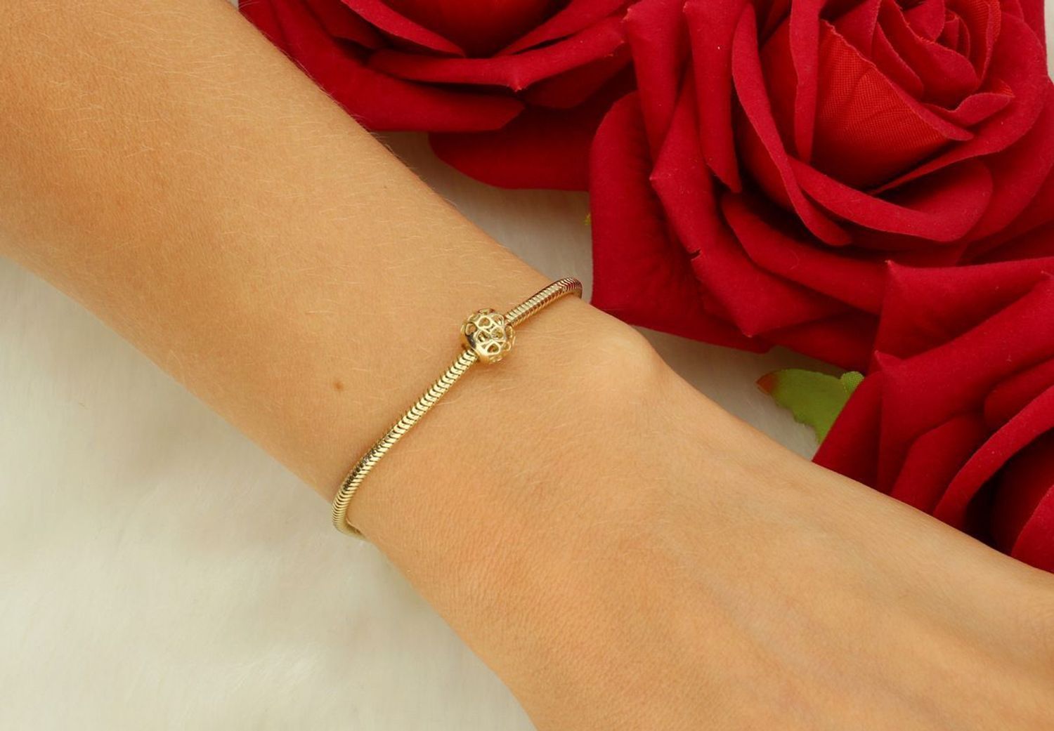 Delikatny charms do bransoletki wykonany ze złota próby 585. Subtelne ażurowe serduszka, waga 0,42 g, wielkość 7 mm. Idealna ozdoba i pomysł na prezent.1.jpg