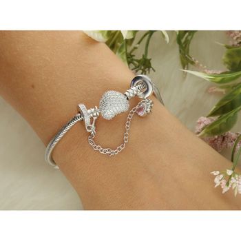 Srebrny łańcuszek zabezpieczający Ag 925 z odciskiem łapy i kostką. Rodowany, trwały i elegancki dodatek do bransoletek i charmsów, długość całkowita 60 mm, waga 3,9 g.2.jpg