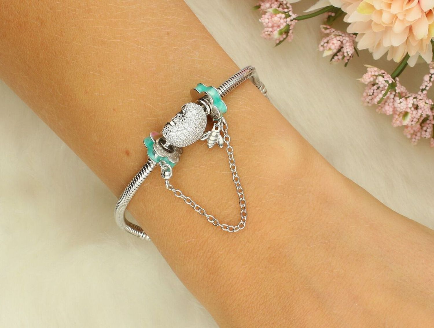 Srebrny łańcuszek zabezpieczający Ag 925 w kształcie kwiatów z pszczołą. Rodowany, elegancki i trwały dodatek do biżuterii, długość całkowita 60 mm, waga 3,4 g.1.jpg