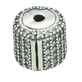 Elegancki charms srebrny DIA-CHA-13841-925 do bransoletki typu pandorka, wykonany ze srebra próby 925 i zdobiony cyrkoniami. Średnica 8 mm, waga 2,60 g – idealny dodatek i pomysł na prezent.2.jpg