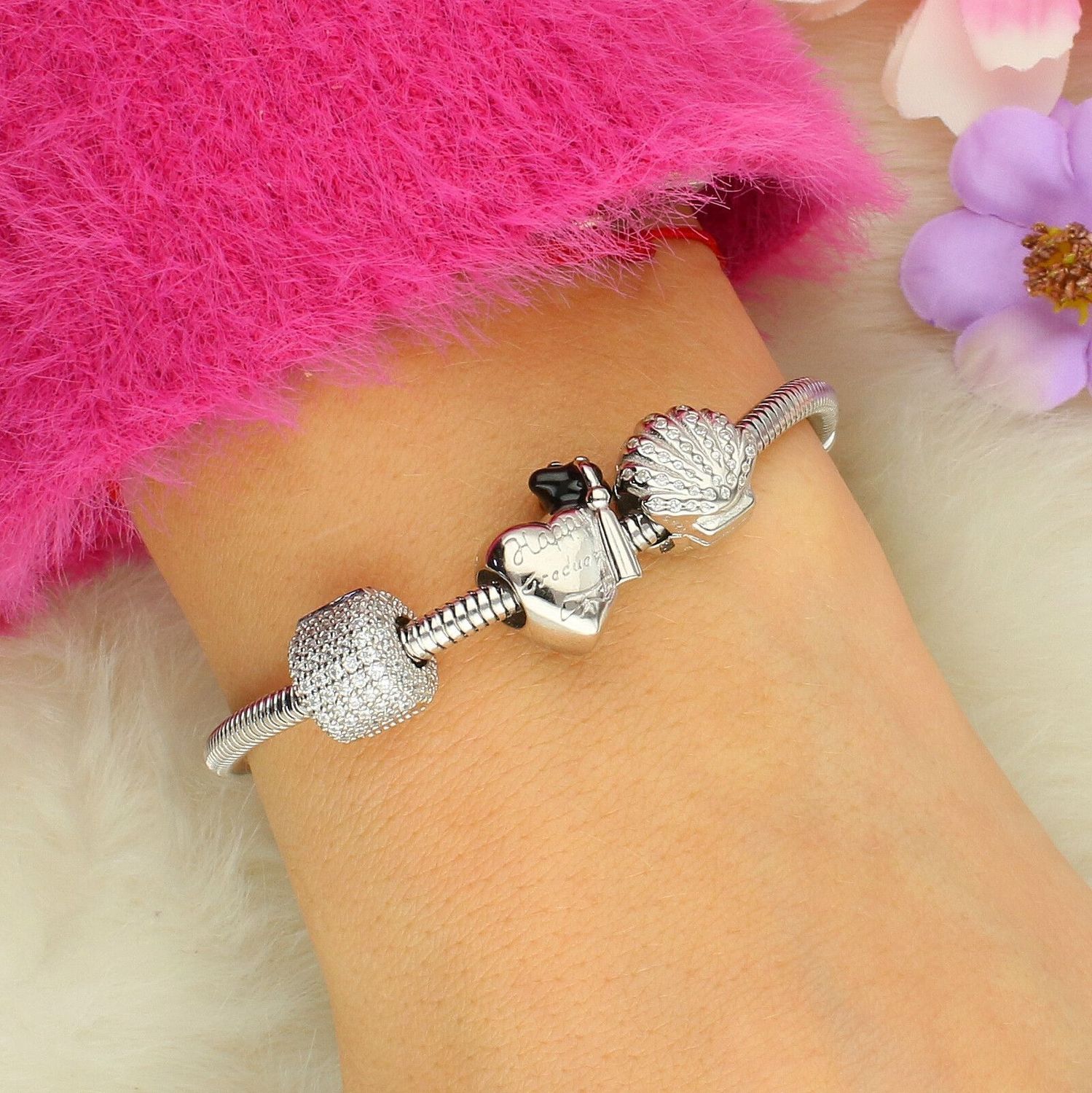 Elegancki charms srebrny DIA-CHA-13841-925 do bransoletki typu pandorka, wykonany ze srebra próby 925 i zdobiony cyrkoniami. Średnica 8 mm, waga 2,60 g – idealny dodatek i pomysł na prezent.1.jpg