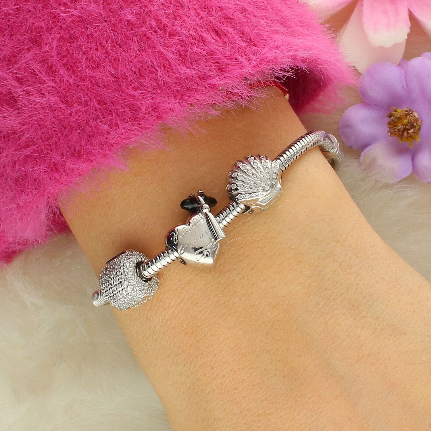 Elegancki charms srebrny DIA-CHA-13841-925 do bransoletki typu pandorka, wykonany ze srebra próby 925 i zdobiony cyrkoniami. Średnica 8 mm, waga 2,60 g – idealny dodatek i pomysł na prezent.1.jpg