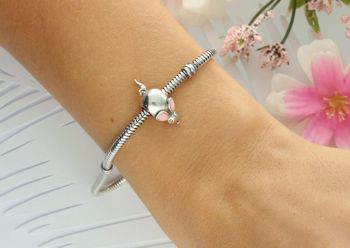 Uroczy charms srebrny 925 w kształcie myszki z różowymi uszami z emalii. Wymiary 1,5×0,8 cm, waga 2,00 g. Idealny do bransoletki lub na prezent.3.jpg