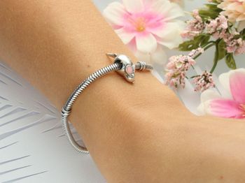 Uroczy charms srebrny 925 w kształcie myszki z różowymi uszami z emalii. Wymiary 1,5×0,8 cm, waga 2,00 g. Idealny do bransoletki lub na prezent.4.jpg