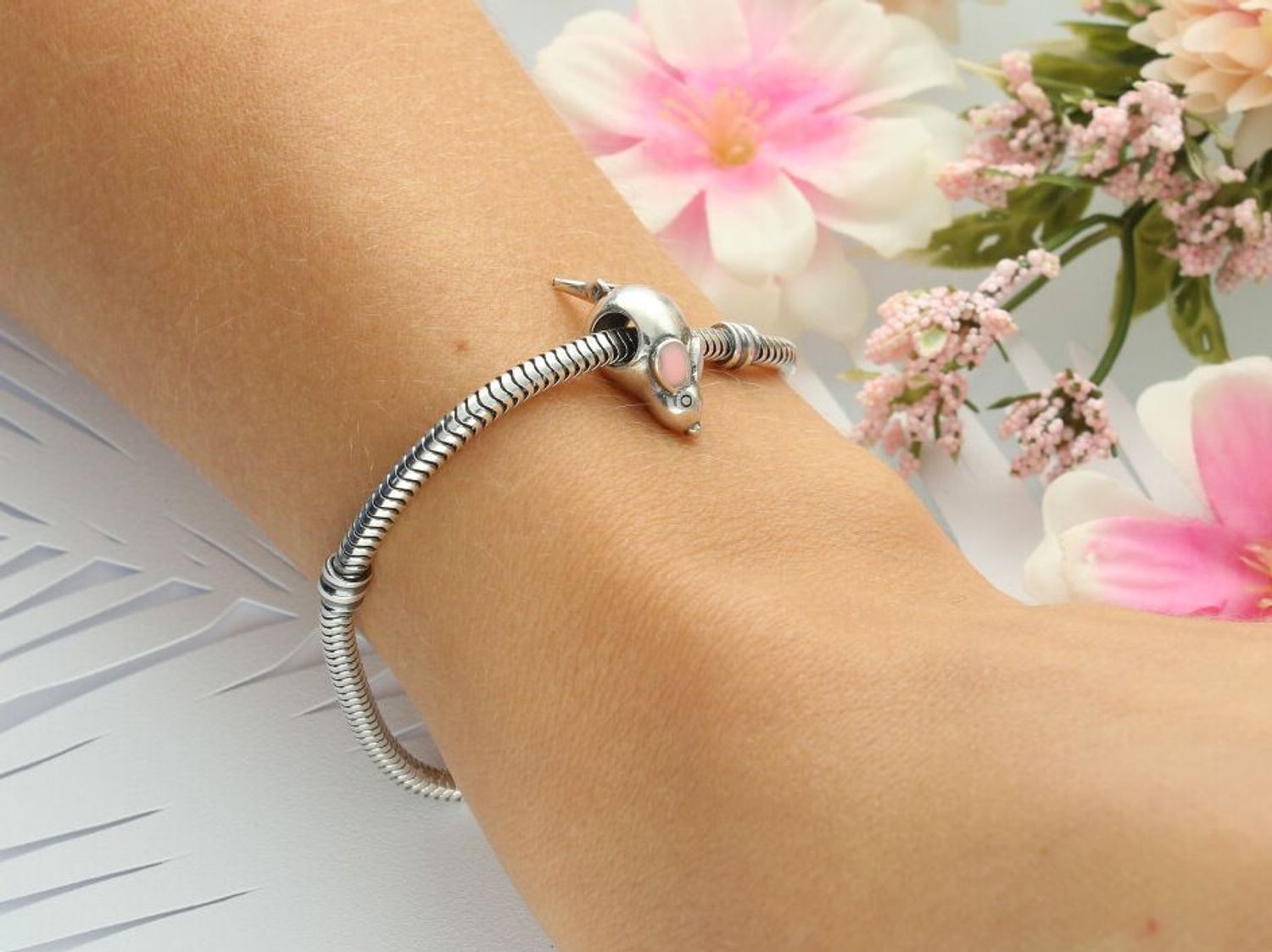 Uroczy charms srebrny 925 w kształcie myszki z różowymi uszami z emalii. Wymiary 1,5×0,8 cm, waga 2,00 g. Idealny do bransoletki lub na prezent.2.jpg