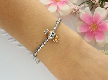 Uroczy charms srebrny 925 Labubu, zdobiony pomarańczową emalią. Wielkość 1×1,8 cm, waga 2,80 g. Idealny dodatek do bransoletki i prezent.3.jpg