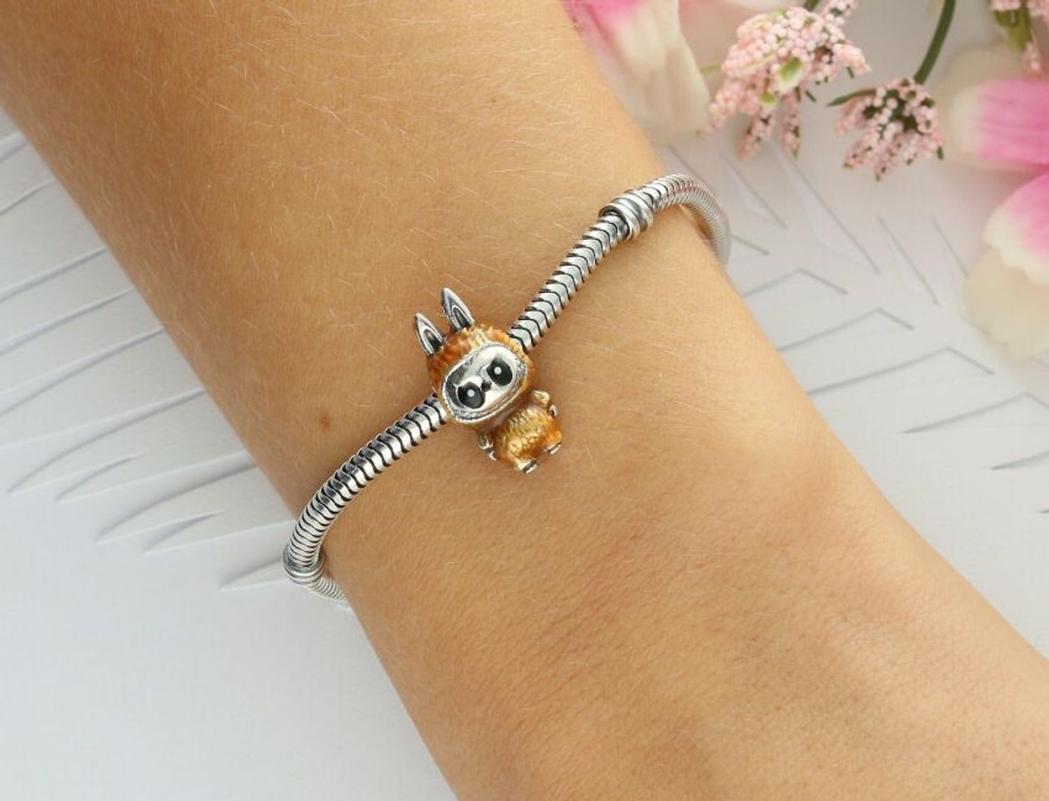 Uroczy charms srebrny 925 Labubu, zdobiony pomarańczową emalią. Wielkość 1×1,8 cm, waga 2,80 g. Idealny dodatek do bransoletki i prezent.1.jpg