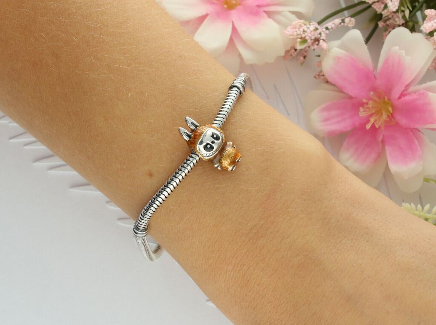 Uroczy charms srebrny 925 Labubu, zdobiony pomarańczową emalią. Wielkość 1×1,8 cm, waga 2,80 g. Idealny dodatek do bransoletki i prezent.1.jpg