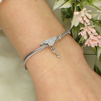 Srebrny charms z sercem, skrzydłami i strzałą z cyrkoniami serce.jpg