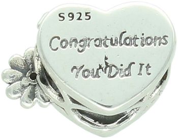 Srebrny charms 925 w kształcie serca z napisem “Congratulations, you did it!” i motywem czapki absolwenta. Symbol sukcesu i gratulacji. Waga 2,60 g, wielkość 1,4 cm.2.jpg