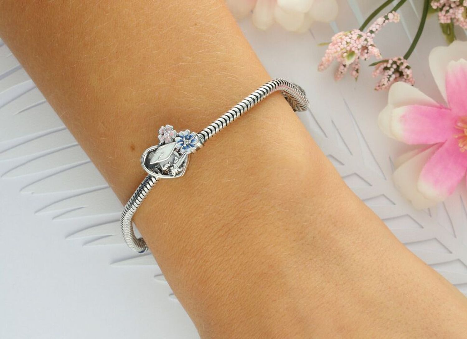 Srebrny charms 925 w kształcie serca z napisem “Congratulations, you did it!” i motywem czapki absolwenta. Symbol sukcesu i gratulacji. Waga 2,60 g, wielkość 1,4 cm.1.jpg