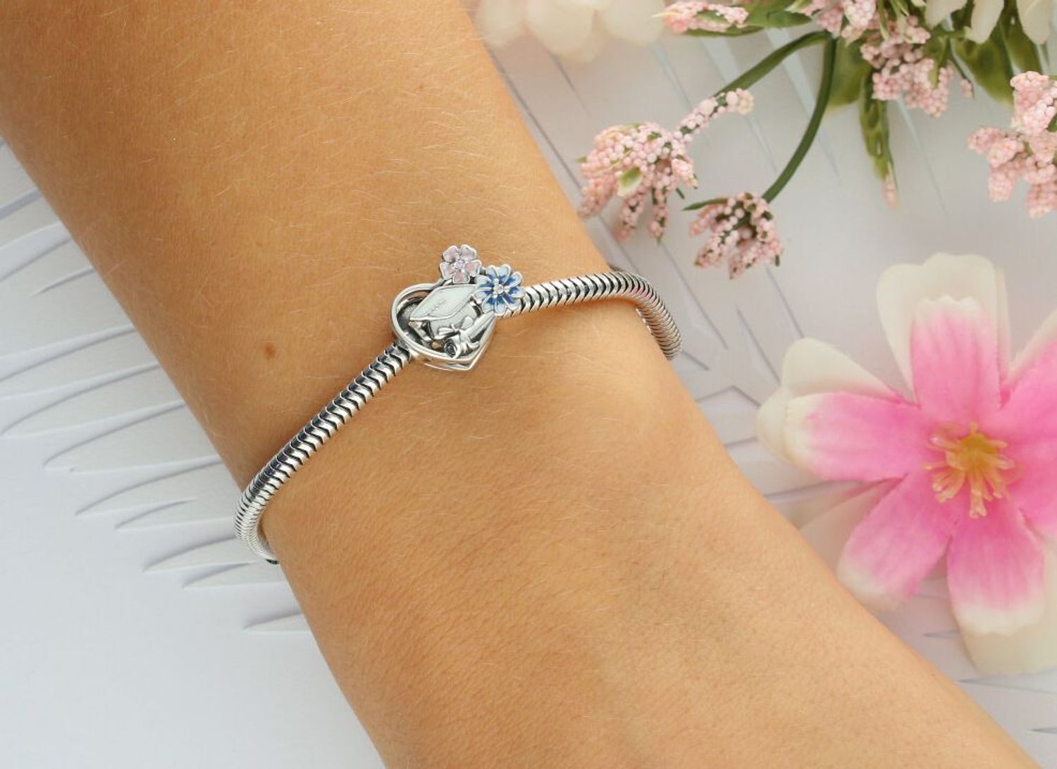 Srebrny charms 925 w kształcie serca z napisem “Congratulations, you did it!” i motywem czapki absolwenta. Symbol sukcesu i gratulacji. Waga 2,60 g, wielkość 1,4 cm.1.jpg