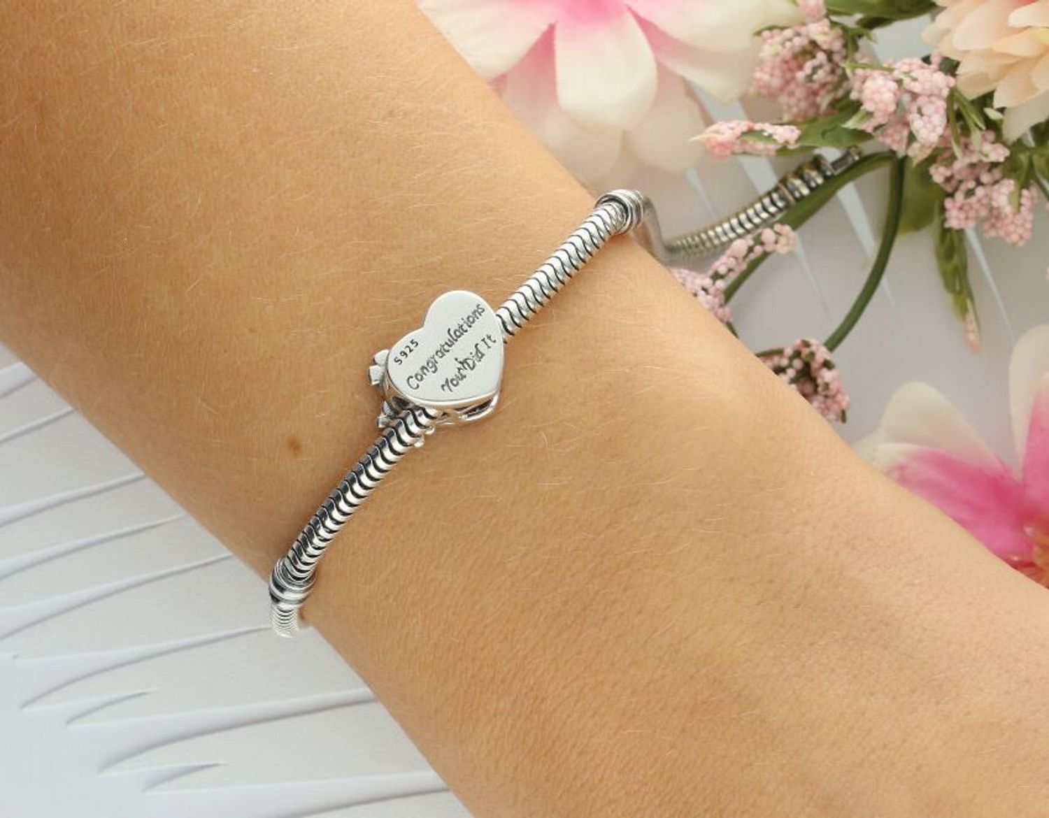 Srebrny charms 925 w kształcie serca z napisem “Congratulations, you did it!” i motywem czapki absolwenta. Symbol sukcesu i gratulacji. Waga 2,60 g, wielkość 1,4 cm.1.jpg