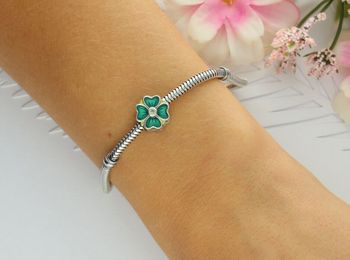 Uroczy charms srebrny 925 w kształcie koniczynki, zdobiony zieloną emalią. Wielkość 1 cm, waga 2,30 g. Idealny dodatek do bransoletki lub prezent.3.jpg