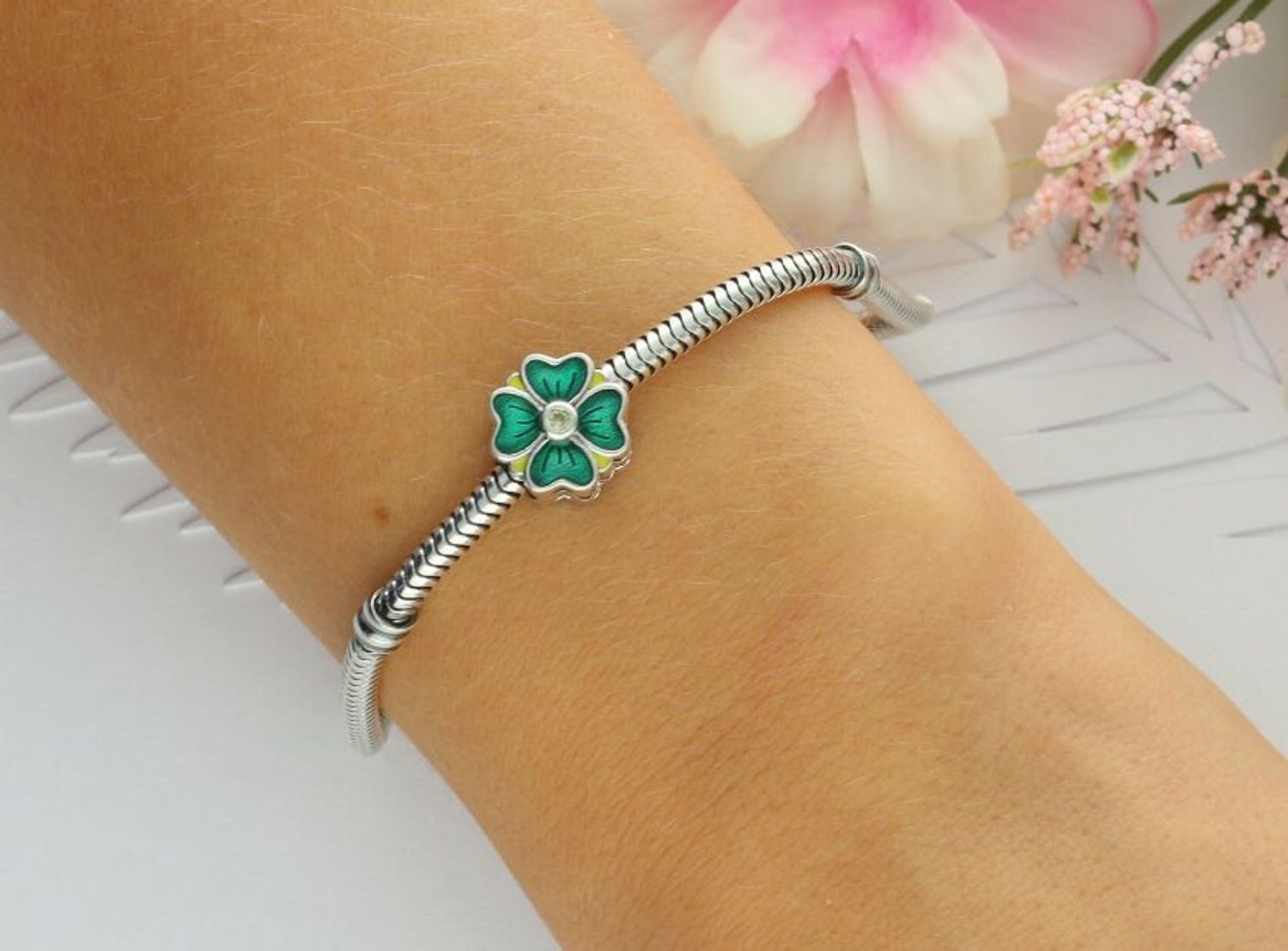 Uroczy charms srebrny 925 w kształcie koniczynki, zdobiony zieloną emalią. Wielkość 1 cm, waga 2,30 g. Idealny dodatek do bransoletki lub prezent.1.jpg