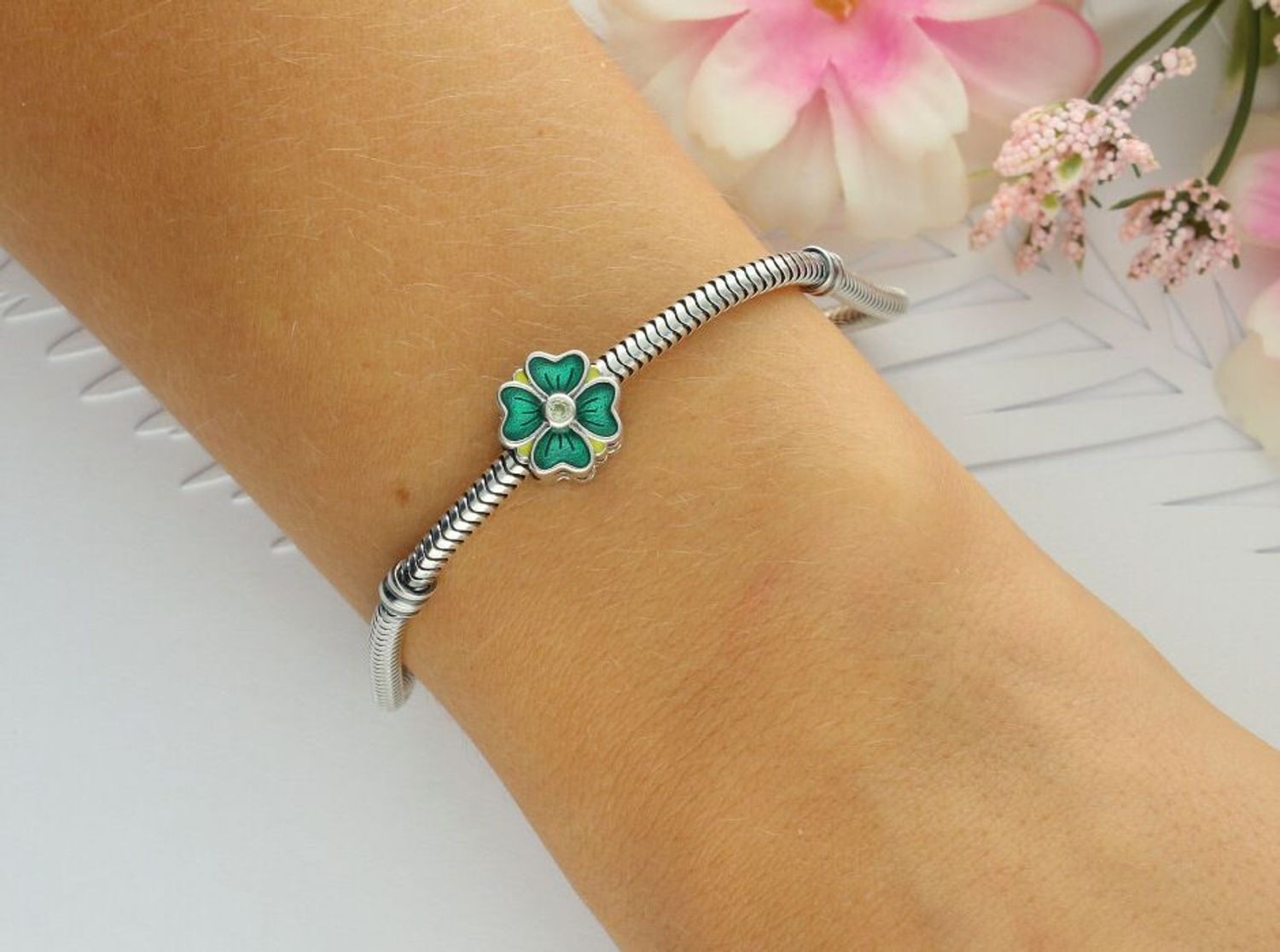 Uroczy charms srebrny 925 w kształcie koniczynki, zdobiony zieloną emalią. Wielkość 1 cm, waga 2,30 g. Idealny dodatek do bransoletki lub prezent.1.jpg