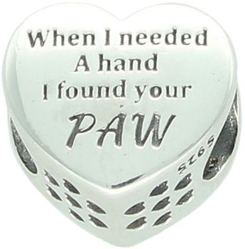 Srebrny charms 925 w kształcie serca z napisem “When I needed a hand, I found your paw” oraz motywem dłoni i psiej łapki. Symbol miłości do pupila. Idealny prezent dla miłośników psów.2.jpg