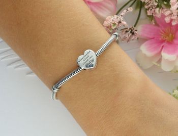 Srebrny charms 925 w kształcie serca z napisem “When I needed a hand, I found your paw” oraz motywem dłoni i psiej łapki. Symbol miłości do pupila. Idealny prezent dla miłośników psów.4.jpg