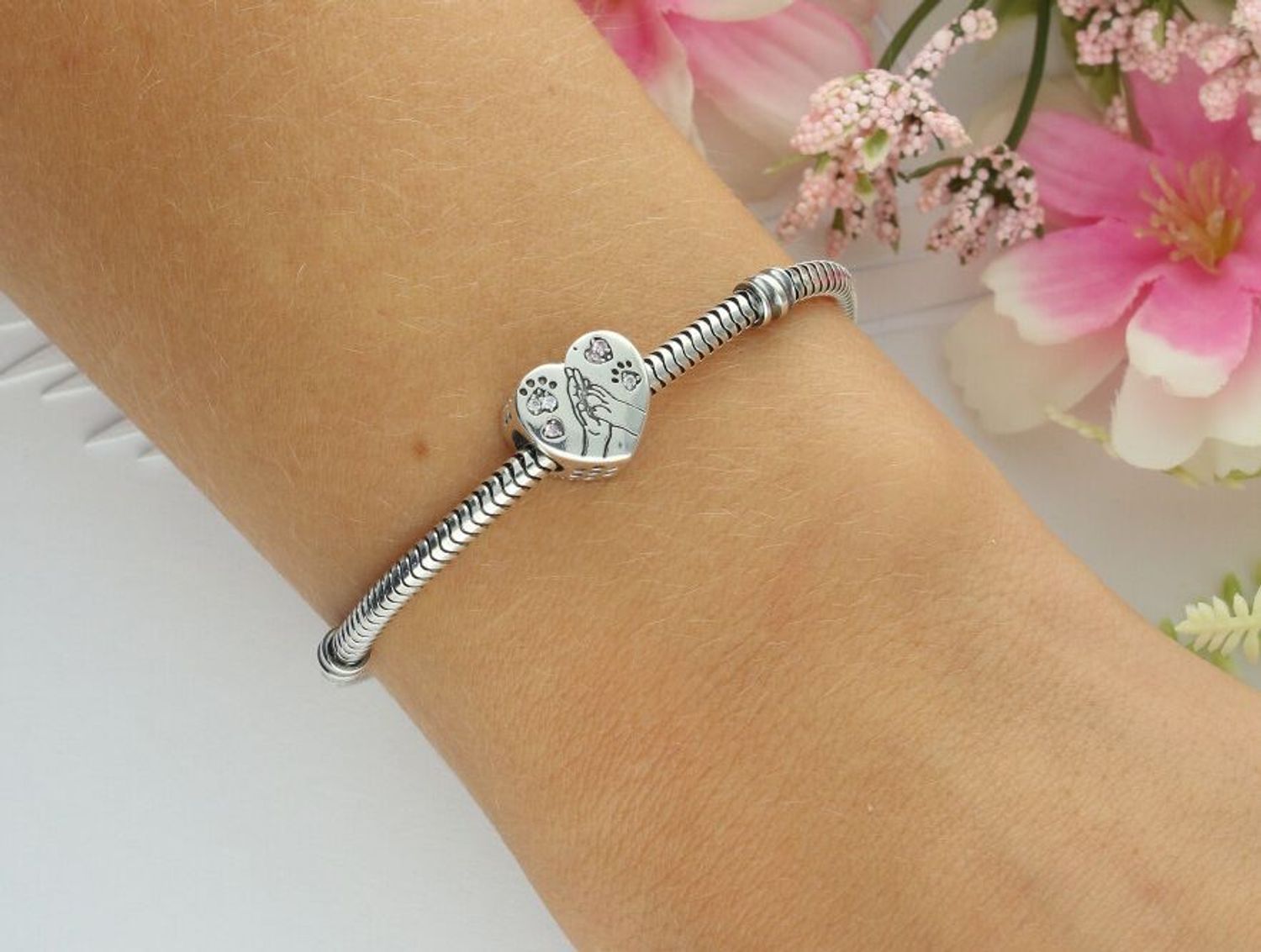 Srebrny charms 925 w kształcie serca z napisem “When I needed a hand, I found your paw” oraz motywem dłoni i psiej łapki. Symbol miłości do pupila. Idealny prezent dla miłośników psów.1.jpg