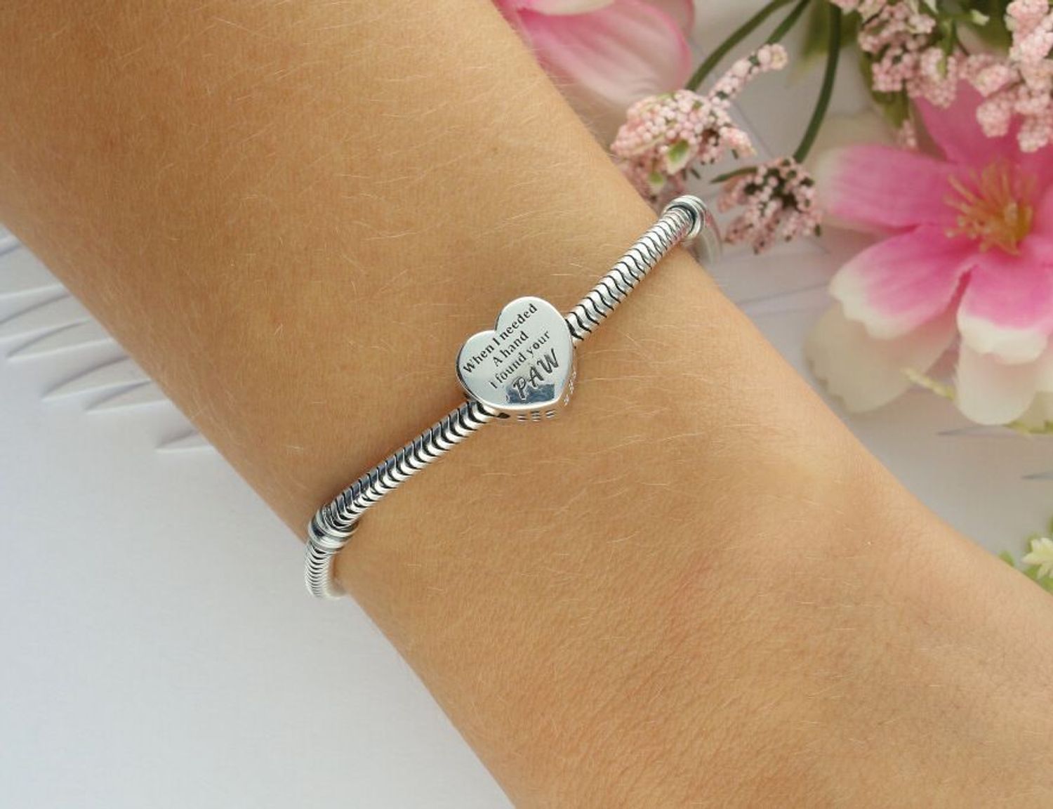 Srebrny charms 925 w kształcie serca z napisem “When I needed a hand, I found your paw” oraz motywem dłoni i psiej łapki. Symbol miłości do pupila. Idealny prezent dla miłośników psów.1.jpg