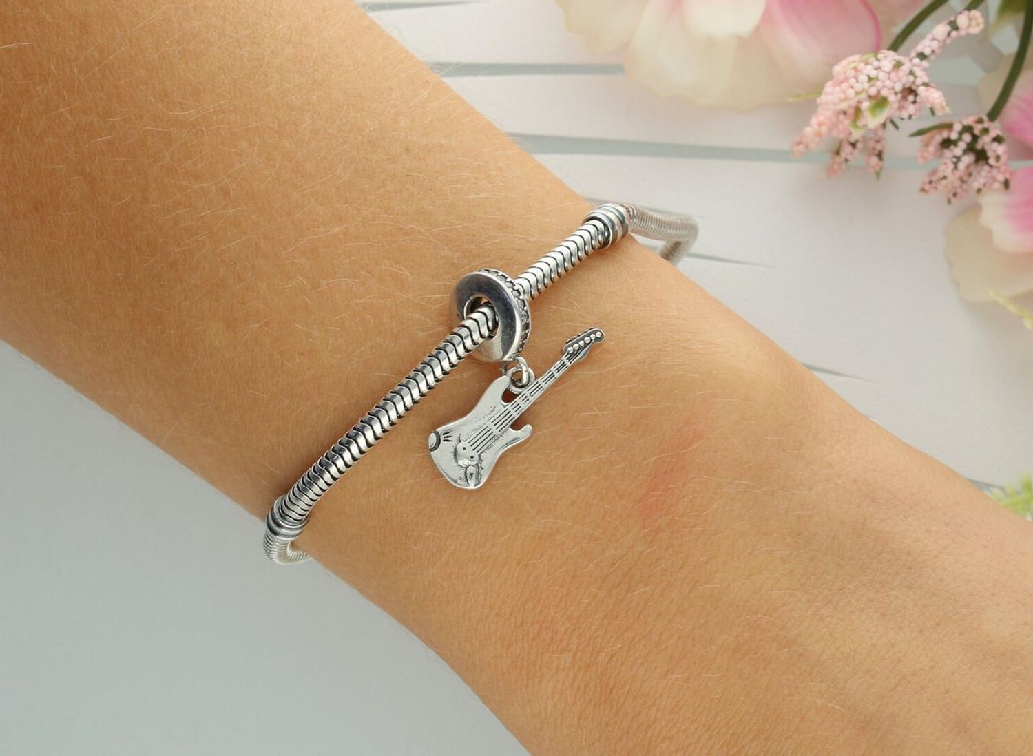 Charms srebrny 925 w kształcie gitary 🎸. Waga 2,60 g, wymiary 1,5×2,2 cm. Idealny dla miłośników muzyki – wyjątkowy dodatek do bransoletki.1.jpg