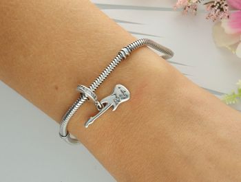 Charms srebrny 925 w kształcie gitary 🎸. Waga 2,60 g, wymiary 1,5×2,2 cm. Idealny dla miłośników muzyki – wyjątkowy dodatek do bransoletki.3.jpg