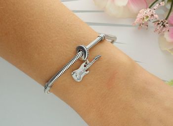 Charms srebrny 925 w kształcie gitary 🎸. Waga 2,60 g, wymiary 1,5×2,2 cm. Idealny dla miłośników muzyki – wyjątkowy dodatek do bransoletki.4.jpg