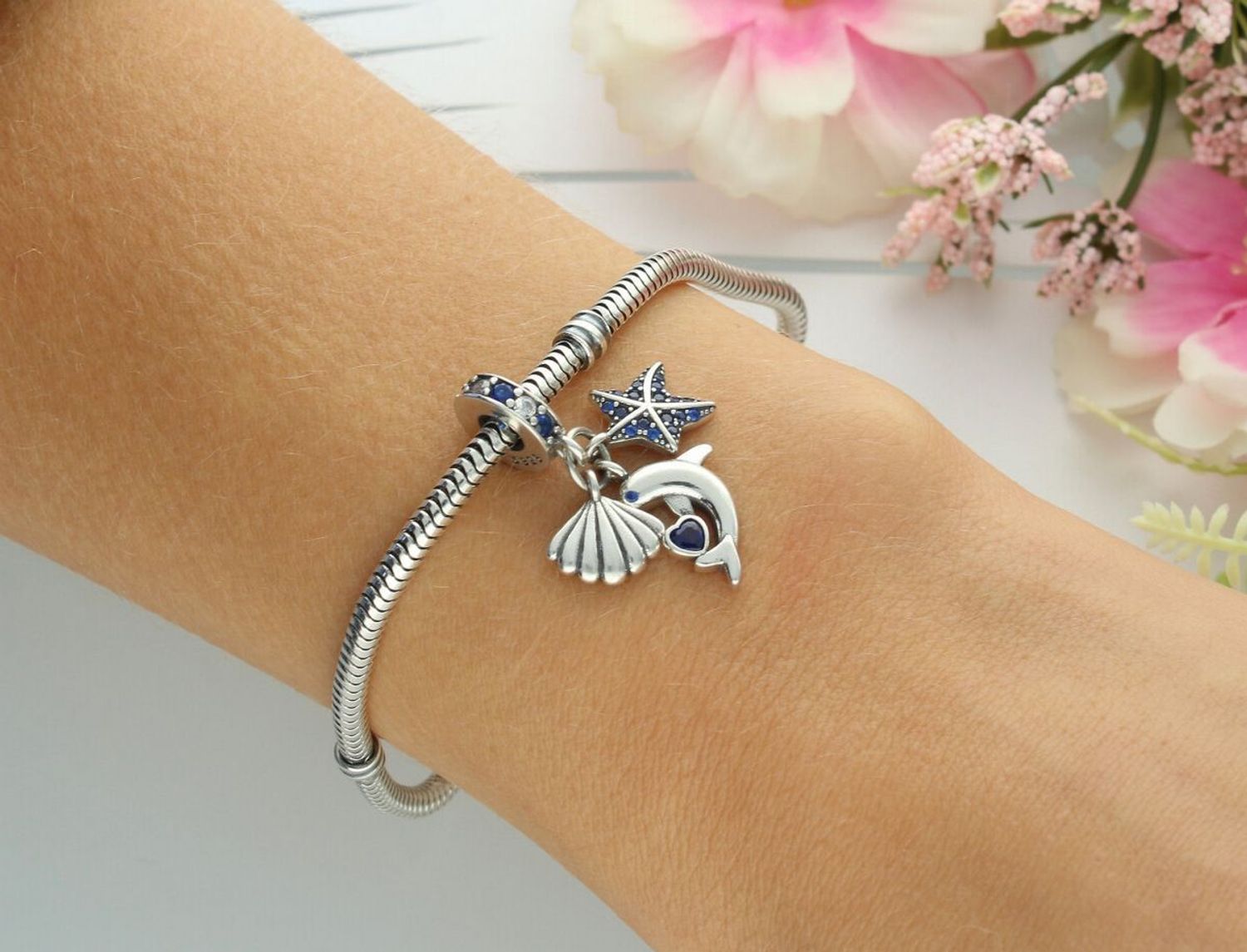 Srebrny charms 925 z motywem morskim 🌊 – delfinek, rozgwiazdy i muszelki zdobione granatową cyrkonią. Dł. 2,5 cm, 3,40 g – blask lata w biżuterii!1.jpg