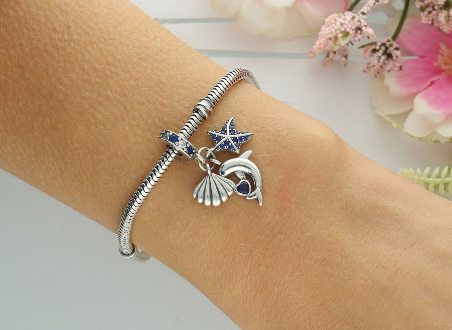 Srebrny charms 925 z motywem morskim 🌊 – delfinek, rozgwiazdy i muszelki zdobione granatową cyrkonią. Dł. 2,5 cm, 3,40 g – blask lata w biżuterii!1.jpg