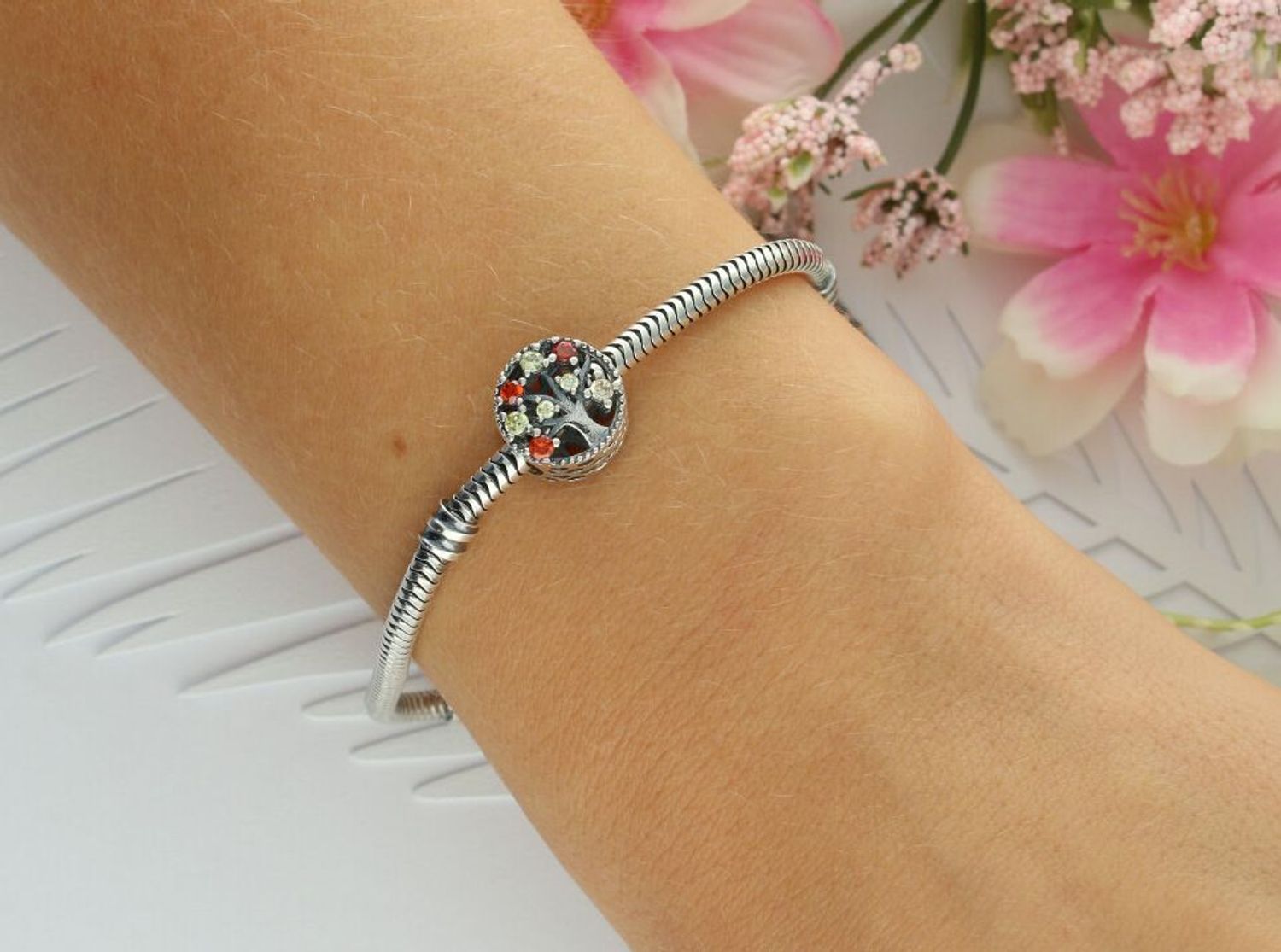 Elegancki charms srebrny 925 – drzewko szczęścia zdobione cyrkoniami. Wielkość 1 cm, waga 1,90 g. Idealny dodatek do bransoletki i prezent.1.jpg