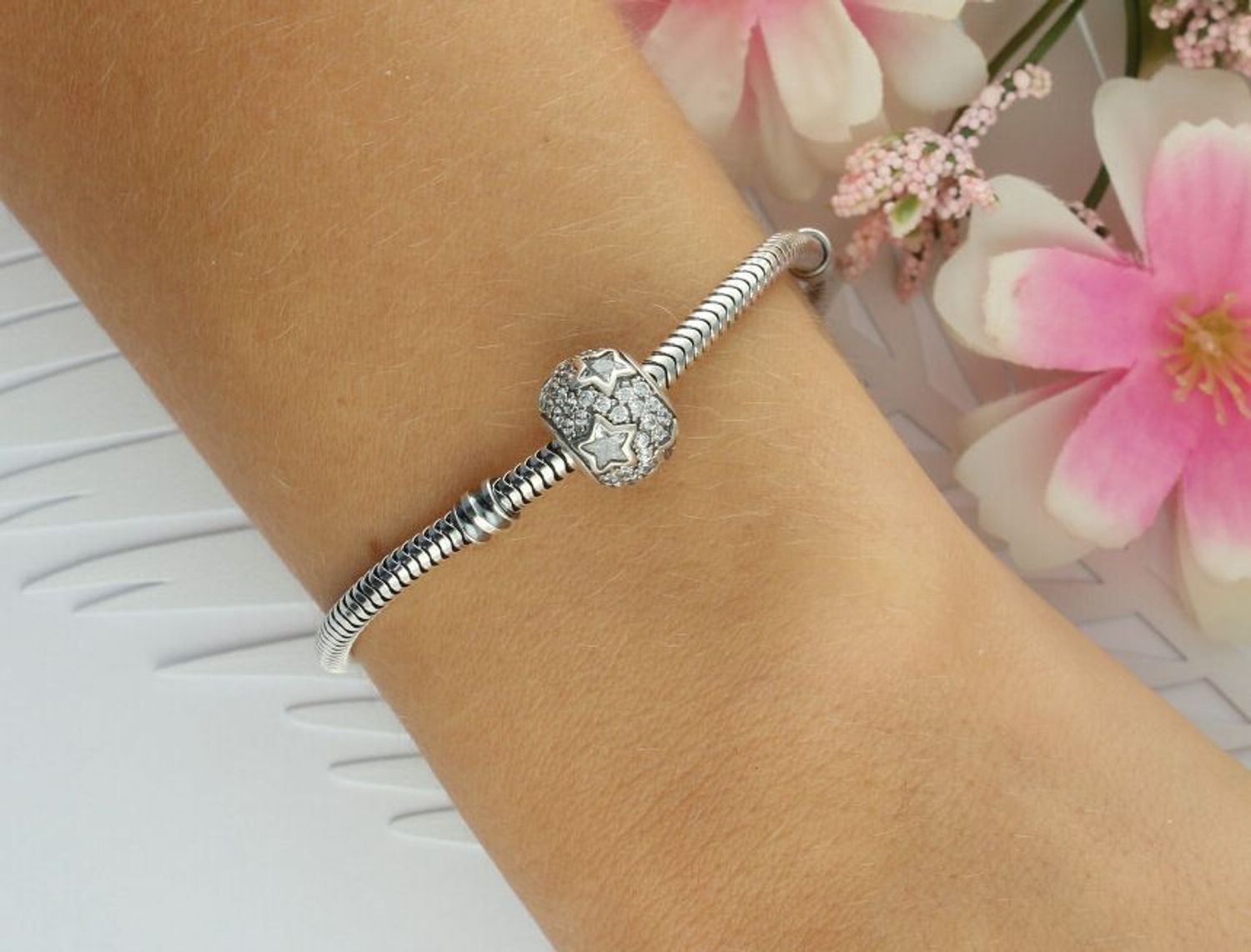 Okrągły charms srebrny 925 🌟 zdobiony gwiazdkami i białymi cyrkoniami. Subtelny blask, waga 2,60 g, wielkość 9 mm – elegancja pełna magii.1.jpg