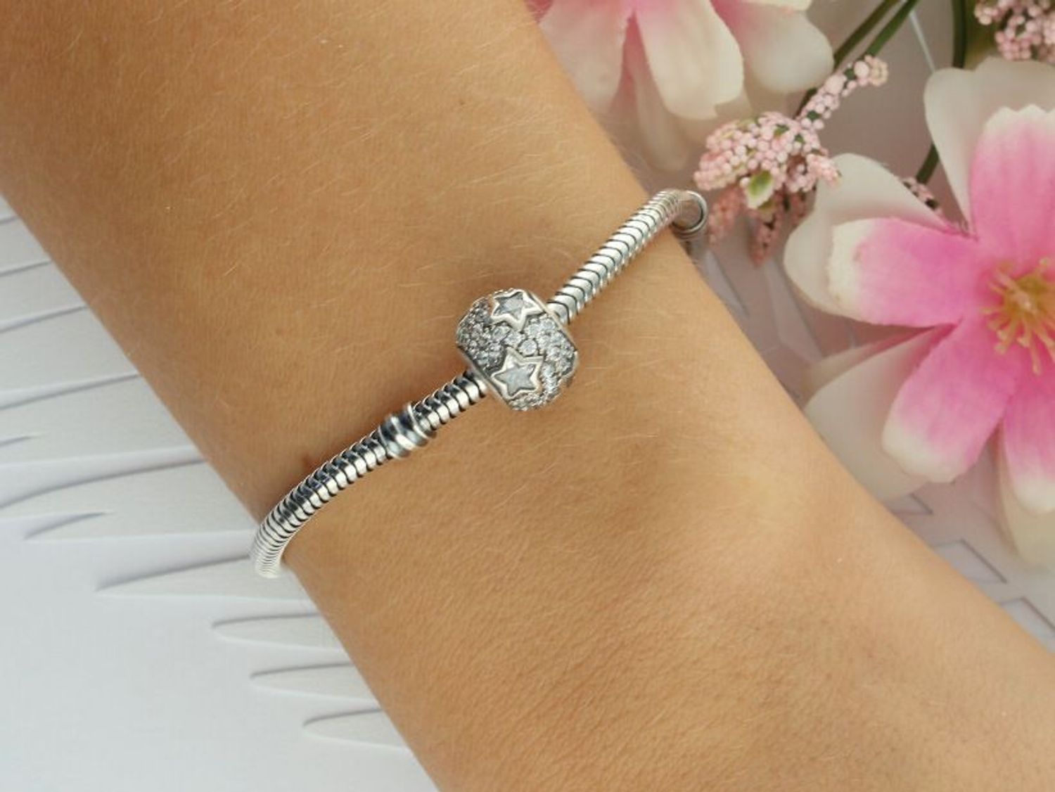 Okrągły charms srebrny 925 🌟 zdobiony gwiazdkami i białymi cyrkoniami. Subtelny blask, waga 2,60 g, wielkość 9 mm – elegancja pełna magii.1.jpg