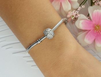 Okrągły charms srebrny 925 🌟 zdobiony gwiazdkami i białymi cyrkoniami. Subtelny blask, waga 2,60 g, wielkość 9 mm – elegancja pełna magii.2.jpg