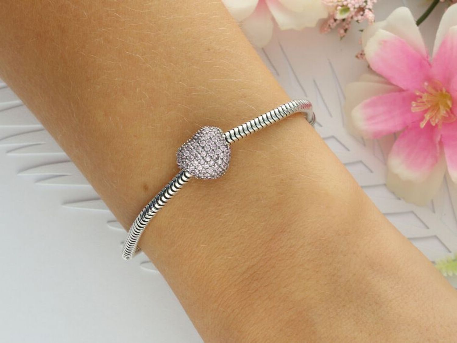 Romantyczny charms srebrny próby 925 w formie klipsa-serca zdobionego różowymi cyrkoniami. Elegancki, kobiecy i trwały dodatek do bransoletki. Wielkość 1,2 cm, waga 3,00 g.1.jpg