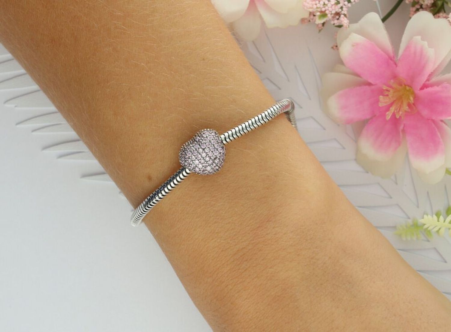 Romantyczny charms srebrny próby 925 w formie klipsa-serca zdobionego różowymi cyrkoniami. Elegancki, kobiecy i trwały dodatek do bransoletki. Wielkość 1,2 cm, waga 3,00 g.1.jpg