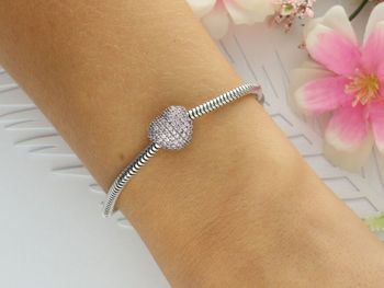 Romantyczny charms srebrny próby 925 w formie klipsa-serca zdobionego różowymi cyrkoniami. Elegancki, kobiecy i trwały dodatek do bransoletki. Wielkość 1,2 cm, waga 3,00 g.2.jpg