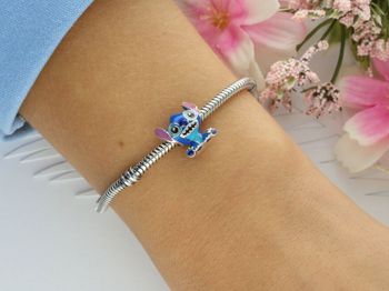Uroczy charms srebrny 925 z postacią Sticha, zdobiony niebieską emalią. Wielkość 1,3×1,3 cm, waga 2,60 g. Idealny dodatek lub prezent dla fana Disneya.2.jpg