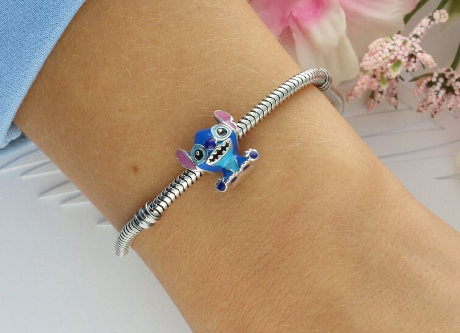 Uroczy charms srebrny 925 z postacią Sticha, zdobiony niebieską emalią. Wielkość 1,3×1,3 cm, waga 2,60 g. Idealny dodatek lub prezent dla fana Disneya.1.jpg