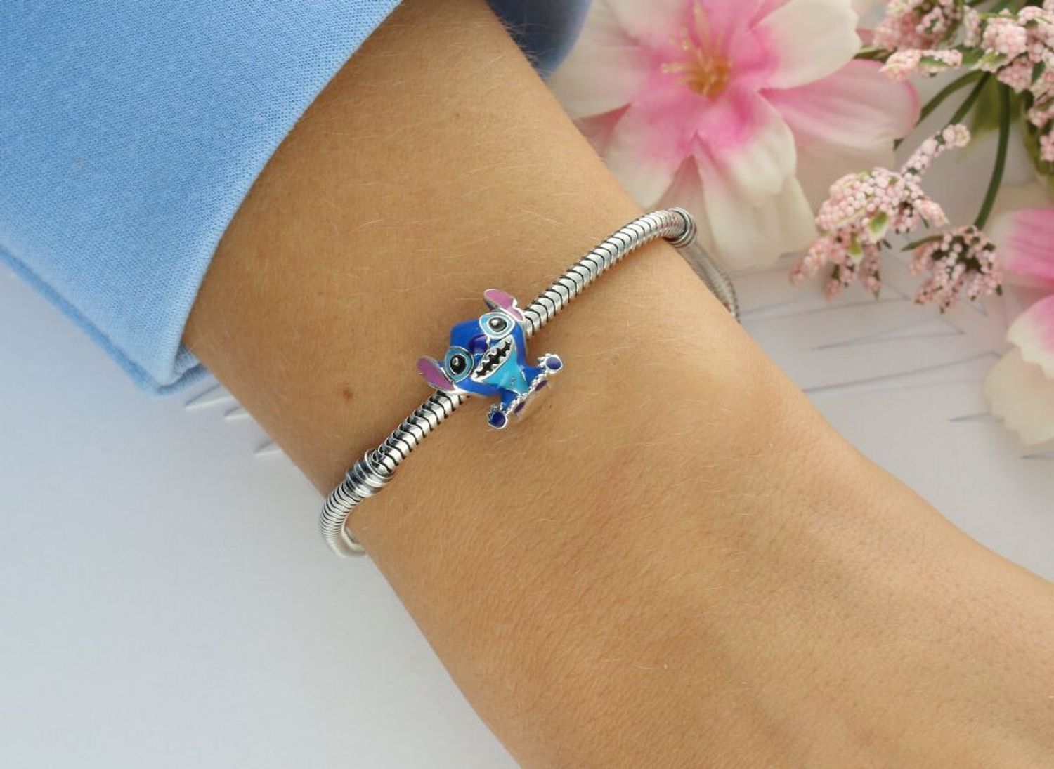 Uroczy charms srebrny 925 z postacią Sticha, zdobiony niebieską emalią. Wielkość 1,3×1,3 cm, waga 2,60 g. Idealny dodatek lub prezent dla fana Disneya.1.jpg