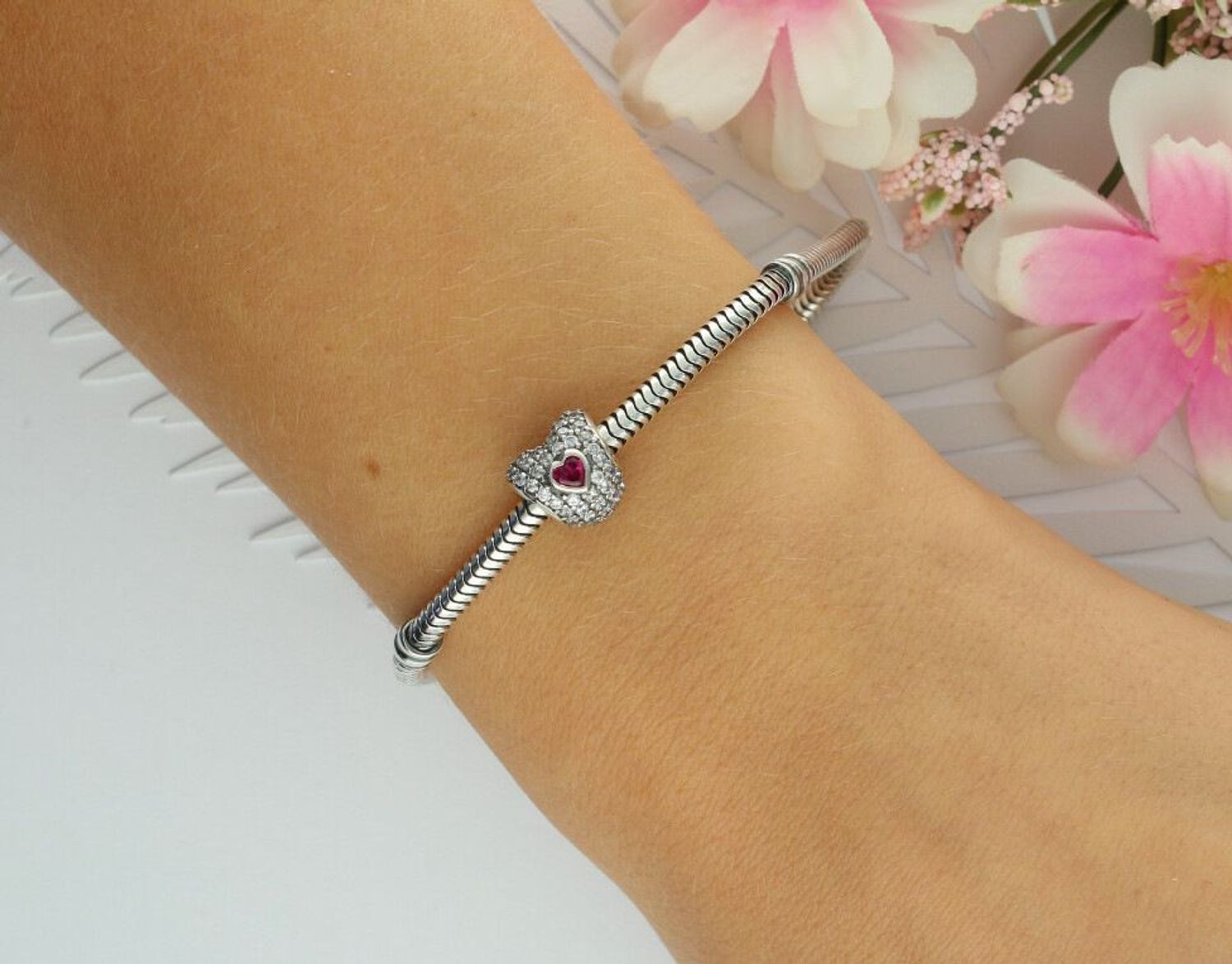 Uroczy charms srebrny próby 925 w kształcie serca zdobiony różową i białymi cyrkoniami. Symbol miłości i elegancji. Waga 1,80 g, wielkość 1,0 cm.1.jpg