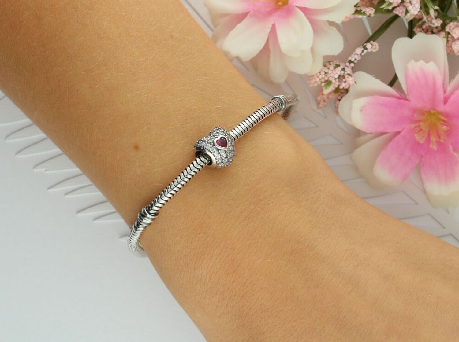 Uroczy charms srebrny próby 925 w kształcie serca zdobiony różową i białymi cyrkoniami. Symbol miłości i elegancji. Waga 1,80 g, wielkość 1,0 cm.1.jpg