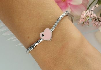 Uroczy charms srebrny 925 w kształcie serca, zdobiony różową emalią. Wielkość 1 cm, waga 1,6 g. Idealny dodatek do bransoletki i prezent.2.jpg