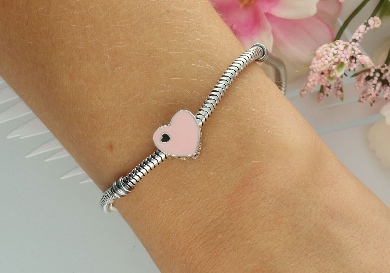 Uroczy charms srebrny 925 w kształcie serca, zdobiony różową emalią. Wielkość 1 cm, waga 1,6 g. Idealny dodatek do bransoletki i prezent.1.jpg