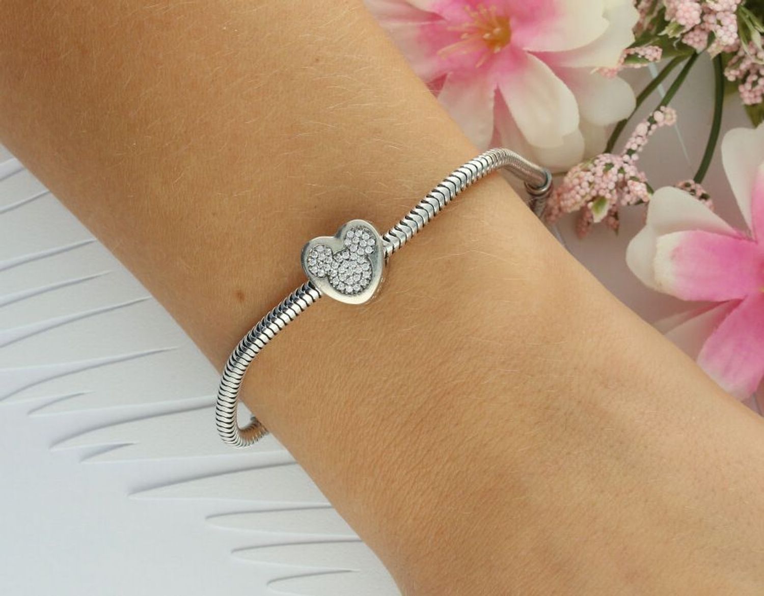 Uroczy charms srebrny 925 w kształcie serca, zdobiony Myszką Miki i cyrkoniami. Wielkość 1 cm, waga 2,30 g. Idealny dodatek do bransoletki lub prezent.1.jpg